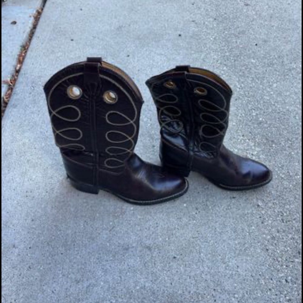 Western boots (I believe these are a mens 6.5) so they fit like a  woman’s 8.5